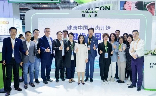 第六届中国进口博览会,赫力昂携手多方举办“舒适达新品发布和健齿中国行倡议活动”